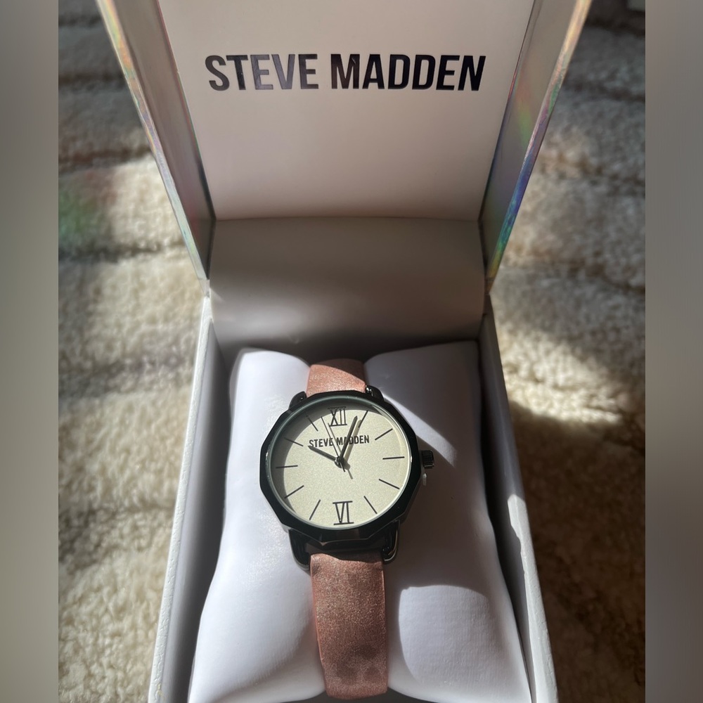 Steve Madden light pink cheetah print watch. Adjustable band.